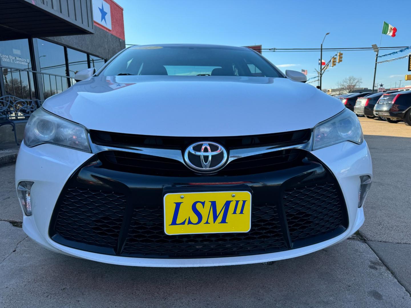 2017 WHITE TOYOTA CAMRY SE; LE; XLE; X (4T1BF1FK6HU) , located at 5900 E. Lancaster Ave., Fort Worth, TX, 76112, (817) 457-5456, 0.000000, 0.000000 - Photo#1